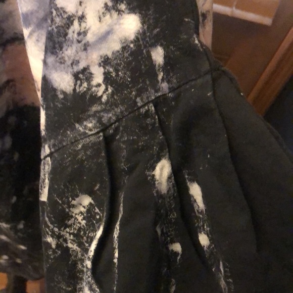 Free People black sweatshirt with billowy pleated sleeves and pink bleach effect - Picture 4 of 16